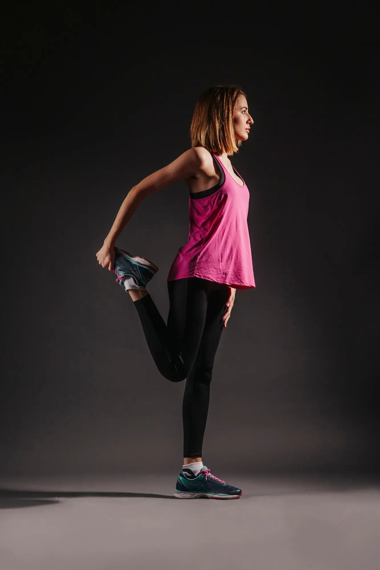 Vista de perfil de una mujer estirando las piernas.