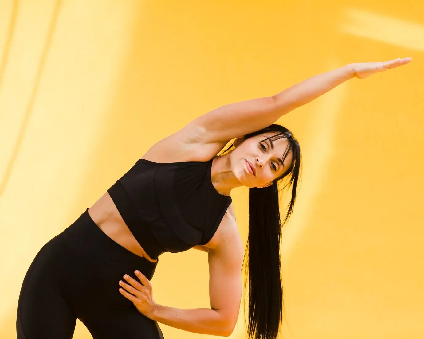 Vista frontal de una mujer atlética estirándose