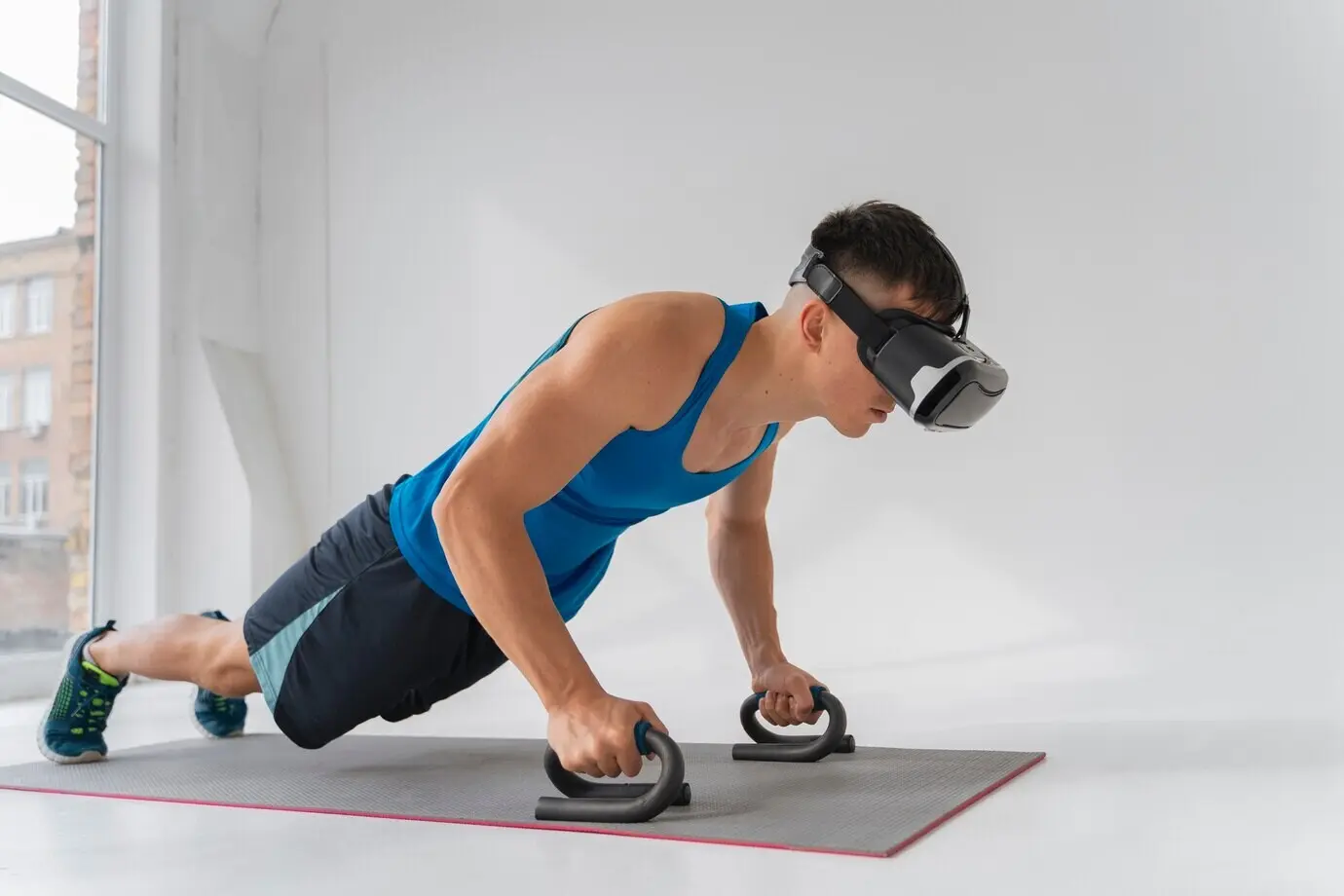 Toma de cuerpo entero de un hombre entrenando con gafas de realidad virtual puestas.